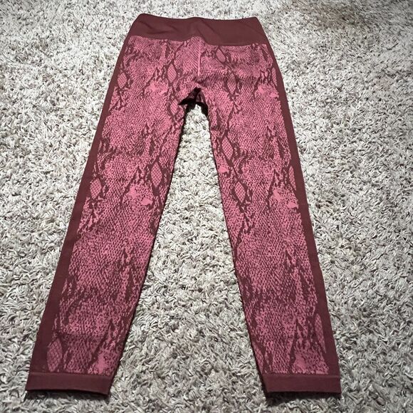 Fabletics High-Waisted Seamless Snakeskin 7/8 Tight Medium Cherry Mocha Reptilia - Picture 2 of 8